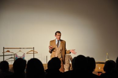 Michael Grunert mit "Schlachter-Tango" im Burgsaal der Wewelsburg